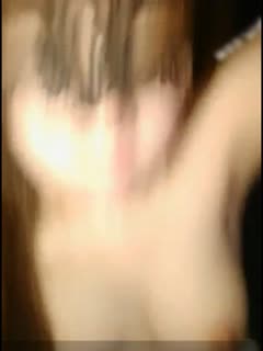 重磅福利白虎豪乳蜜桃Q妹首次户外车震嫌车内空间太小,直接下车在马路边上做不停有车路过(1)